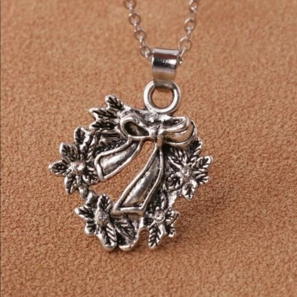 Antique Silver Stainless Steel Holiday Christmas Festive Season Wreath Earrings - Picture 2 of 5